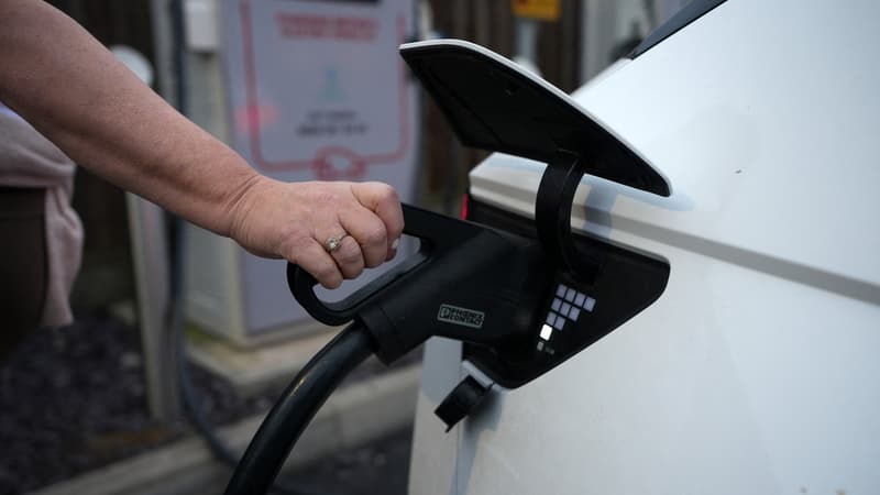 La France aussi va devoir y réfléchir: pour compenser la baisse des recettes fiscales sur les carburants, le Royaume-Uni va instaurer dès 2028 une taxe au kilomètre pour les véhicules électriques