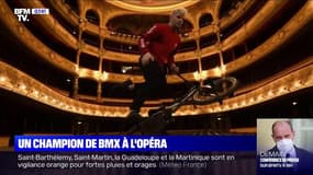 Un champion de BMX réalise de très belles figures sur la scène de l'opéra de Montpellier