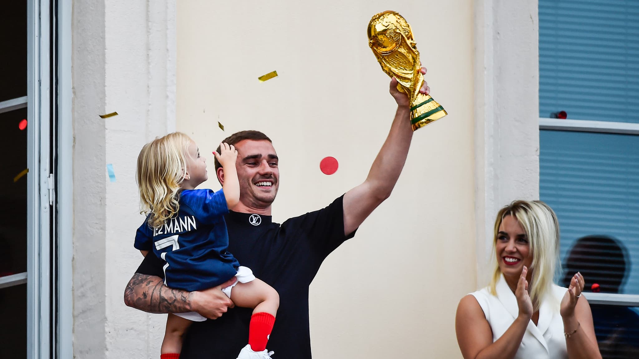 Antoine Griezmann avec fille et sa compagne en 2018 Antoine Griezmann avec fille et sa compagne en 2018