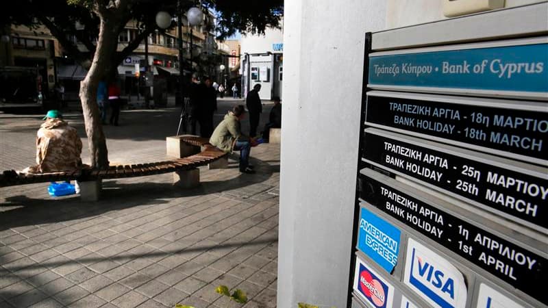 A Nicosie. Alors que les banques chypriotes sont fermées depuis 12 jours, il semble que l'île ne soit pas tirée d'affaire malgré l'accord conclu ce week-end à Bruxelles pour lui épargner la faillite. Les tensions vont en effet croissant entre le chef de l