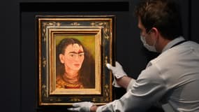 L'autoportrait de la Mexicaine Frida Kahlo, vendu aux enchères près de 35 millions de dollars, le 16 novelbre 2021. 