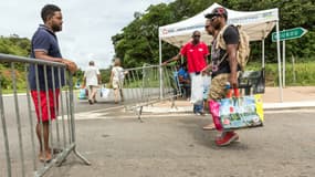Une levée transitoire des barrages a été décidée dimanche pour permettre aux Guyanais de se ravitailler. 