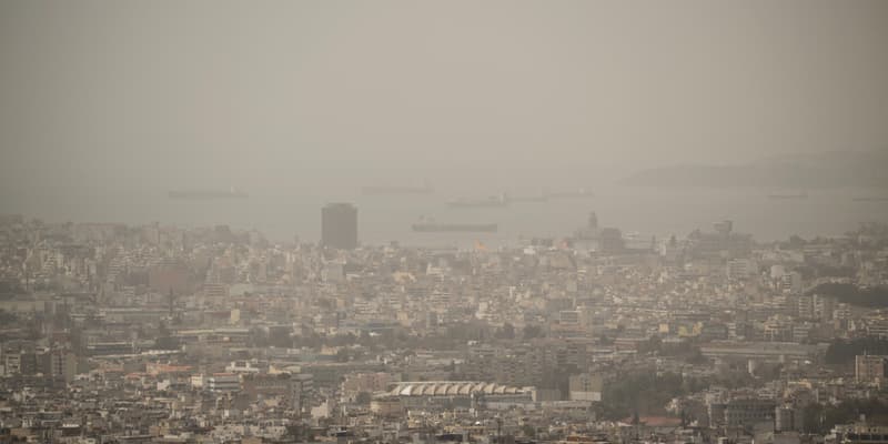 Athènes dans un brouillard de sable et de poussière, le 27 mars 2023