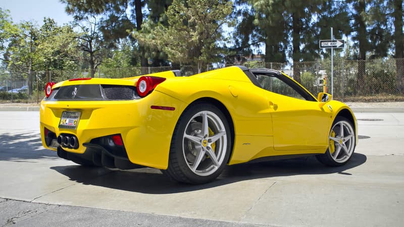 Une Ferrari 458 Italia Spider jaune comme celle-ci a été confié par erreur à une autre personne que son propriétaire.