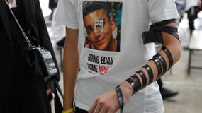 Roy Alexander, le frère d'Edan Alexander, met les Tefillin à Ohel Chabad Lubavitch le 07 octobre 2024 à New York.