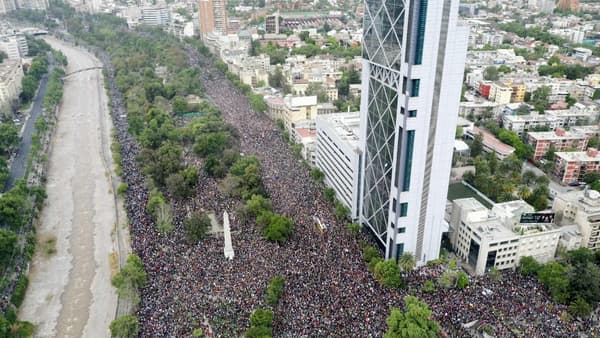 Des milliers de manifestants dans les rues de Santiago de Chile, au Chili, le 25 octobre 2019 Des milliers de manifestants dans les rues de Santiago de Chile, au Chili, le 25 octobre 2019