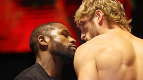 Floyd Mayweather (à gauche) et Logan Paul face à face 
