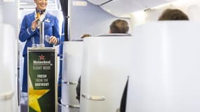 KLM et Heineken ont mis au point cette "tireuse" capable de maintenir à 5°C la bière et, bien sûr, conforme à la réglementation aérienne.