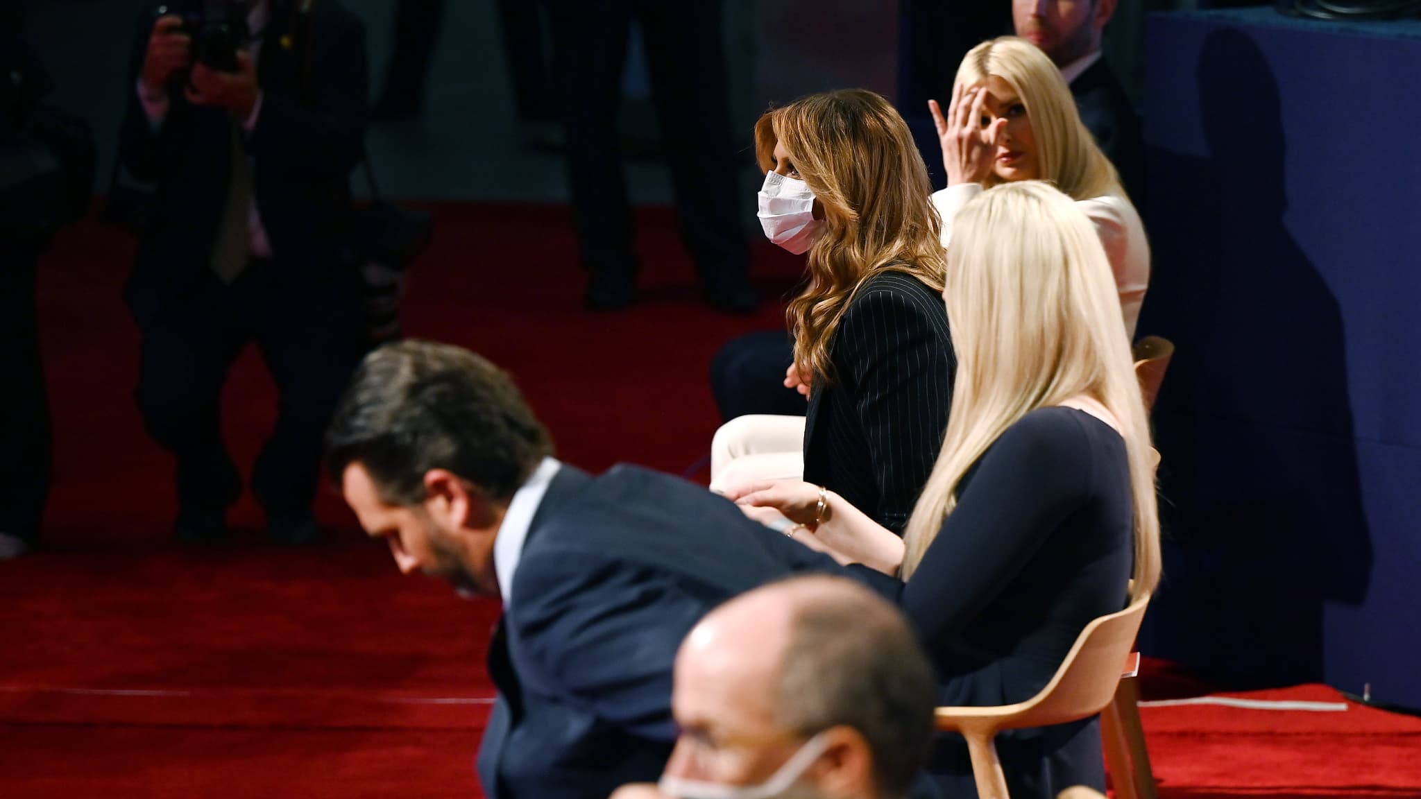 Melania Trump masquée le 30 septembre 2020, lors du débat Biden/Trump Melania Trump masquée le 30 septembre 2020, lors du débat Biden/Trump