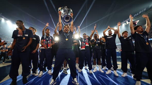 Marquinhos soulève la Ligue des champions au Parc des Princes, le 1er juin 2025