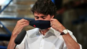 Le Premier ministre du Canada, Justin Trudeau, enfile un masque avant une conférence de presse à Gatineau, au Québec, le 3 juillet 2020 (Photo d'illustration)
