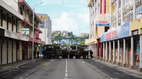 Des gendarmes en poste dans une rue de Nouméa, en Nouvelle-Calédonie, le 12 avril 2024
