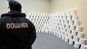 Un agent des douanes devant une saisie de cachets contrefaits,
 le 18 novembre 2008 (photo d'illustration). 