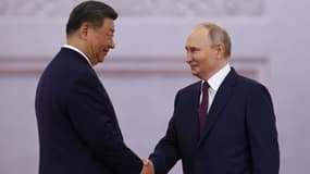 Xi Jinping et Vladimir Poutine, au Kremlin, le 8 mai 2025. 