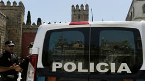 Des policiers devant l'Alcazar de Séville, en 2016. (photo d'illustration)