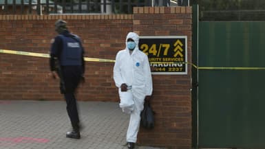 Des policiers sur les lieux d'une tentative de braquage d'un transporteur de fonds, le 21 février 2022 à Rosettenville, un quartier sud de Johannesburg, en Afrique du Sud