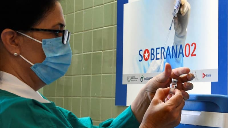 Une dose du candidat vaccin Soberana préparée par une soignante à La Havane (Cuba) en mars 2021.
