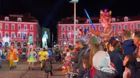 Un corso illuminé juste avant le passage du roi au Carnaval de Nice 2024 (Alpes-Maritimes), en février 2024.