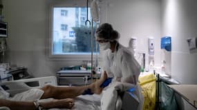 Une infirmière en train de prendre soin d'un patient Covid le 25 janvier dernier dans un hôpital lyonnais.