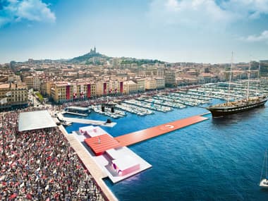 Ce à quoi ressemblera le Vieux-Port de Marseille le jour de l'arrivée du Belem avec la flamme olympique, avec la mise en place d'une piste d'athlétisme flottante.