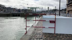 Un dispositif anti inondations a été installé à Saint-Valery-en-Caux, en Seine-Maritime. 
