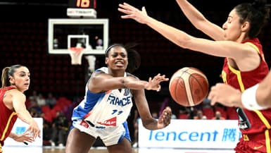 La Française Valériane Ayayi face à l'Espagne en demi-finale de l'Euro le 27 juin 2025 au Pirée