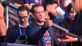 Jérôme Rothen pouce levé dans les tribunes du Parc des Princes après le titre du PSG en Ligue des champions, le 1er juin 2025