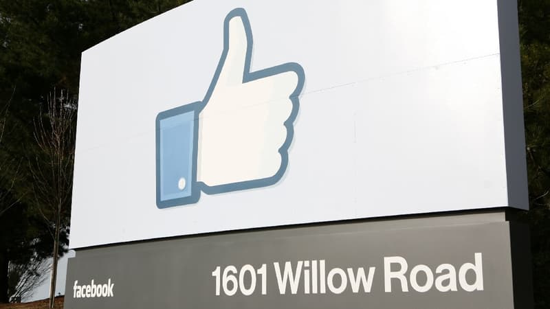 Un symbole "like" à l'entrée du campus de Facebook à Menlo Park (Californie).