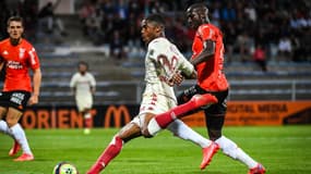 Mendes couvre Boadu lors de Lorient-Monaco