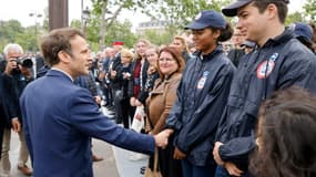 Le président Emmanuel Macron accueille les membres du Service national universel (SNU) à l'Arc de Triomphe à Paris le 8 mai 2022