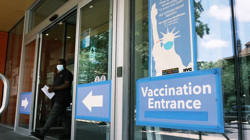 Entrée d'un centre de vaccination new yorkais