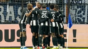 Florent Hanin et les joueurs d'Angers fêtent la victoire contre l'AJA en Ligue 1, 19 janvier 2025