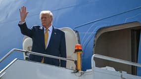 Le président américain Donald Trump quitte l'aéroport international de Kuala Lumpur à Sepang à bord d'Air Force One, le 27 octobre 2025.