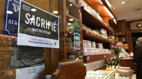 Entrée d'une fromagerie parisienne qui participe au mouvement de colère des artisans-commerçants contre la pression fiscale.