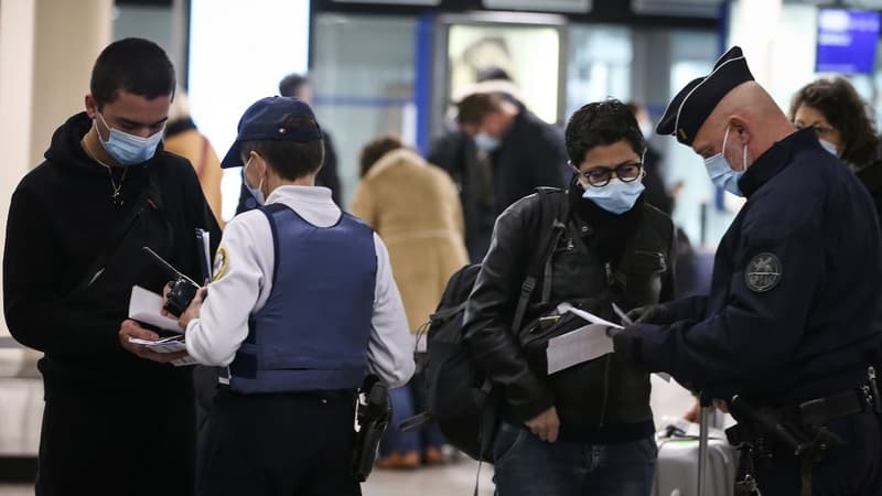 Des forces de l'ordre procédant à des contrôle de passagers à l'aéroport d'Ajaccio le 19 décembre 2020. (Photo d'illustration)
