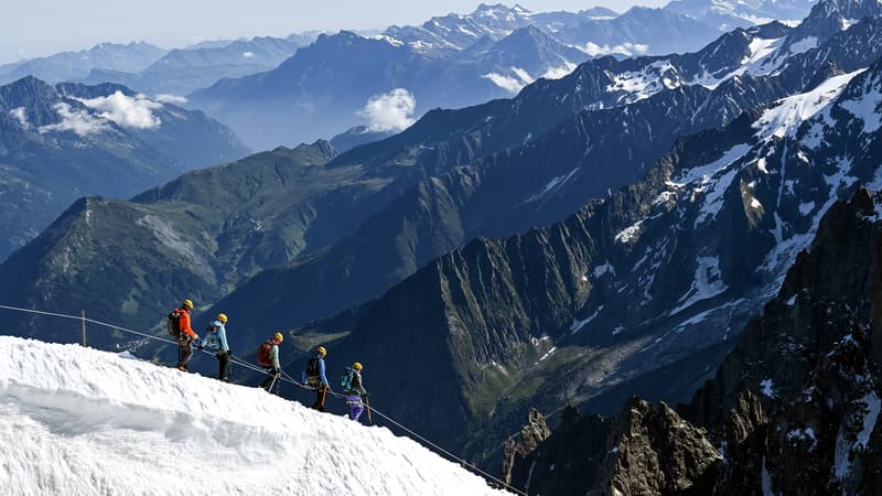 Les membres de la compagnie des guides de Chamonix participent à une randonnée exceptionnelle, entre la France et l'Italie, à proximité du Mont Blanc, le 10 juillet 2021 (ILLUSTRATION randonnée Haute-Savoie). 