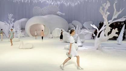 Sortis des eaux du Grand Palais, les mannequins Chanel ondulaient mardi au milieu d'algues et coquillages immaculés, illustrant l'inspiration de Karl Lagerfeld pour le prêt-à-porter de l'été prochain. /Photo prise le 4 octobre 2011/REUTERS/Gonzalo Fuentes