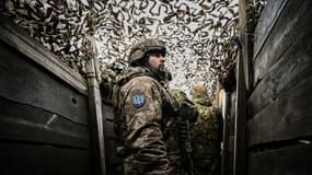 Un soldat de l'armée ukrainienne en poste sur le front à l'est, vers la ville de Novoluhanske samedi 19 février 2022