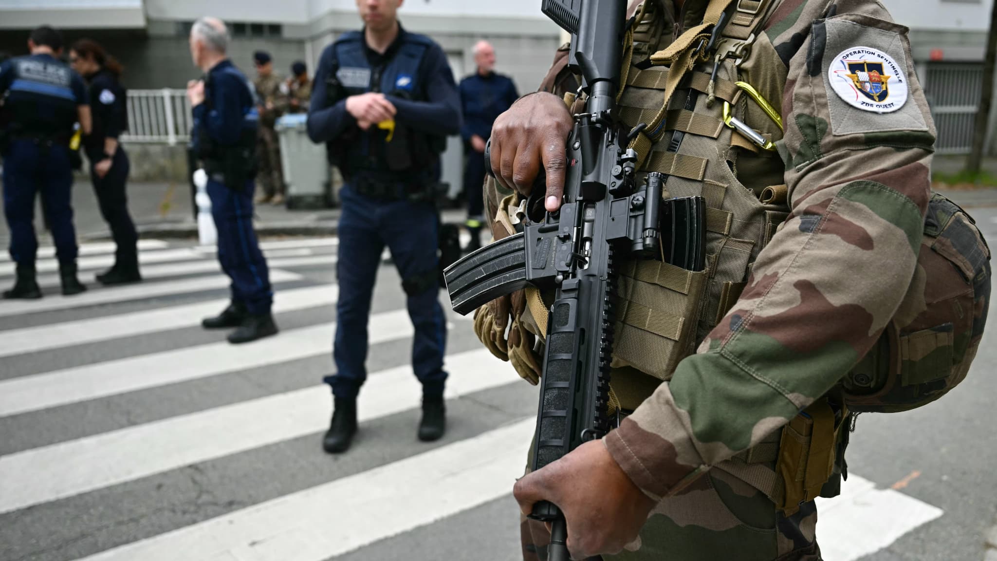 Des militaires de l'opération Sentinelle sont déployés aux abords du lycée Notre-Dame-de-Toutes-Aides à Nantes après l'attaque au couteau ayant fait au moins un mort et trois blessés. 