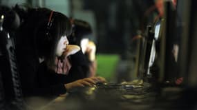 Une femme devant un ordinateur (photo d'illustration).