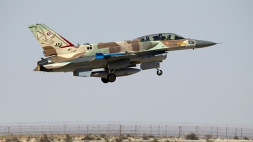 Un F-16 de l'armée israélienne décolle de la base militaire de Ramon dans le désert du Negev en Israël, le 21 octobre 2013 (illustration). 