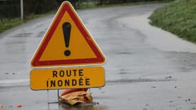 Un panneau annonçant une route inondée à Witternesse, près de Saint-Omer, dans le nord de la France le 2 janvier 2024 (photo d'illustration)