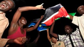 Des milliers de Soudanais du Sud sont descendus dans les rues de Djouba pour célébrer l'accession de leur pays à l'indépendance qui pourrait se traduire par une nouvelle période d'incertitude après des années de conflit. /Photo prise le 9 juillet 2011/ RE