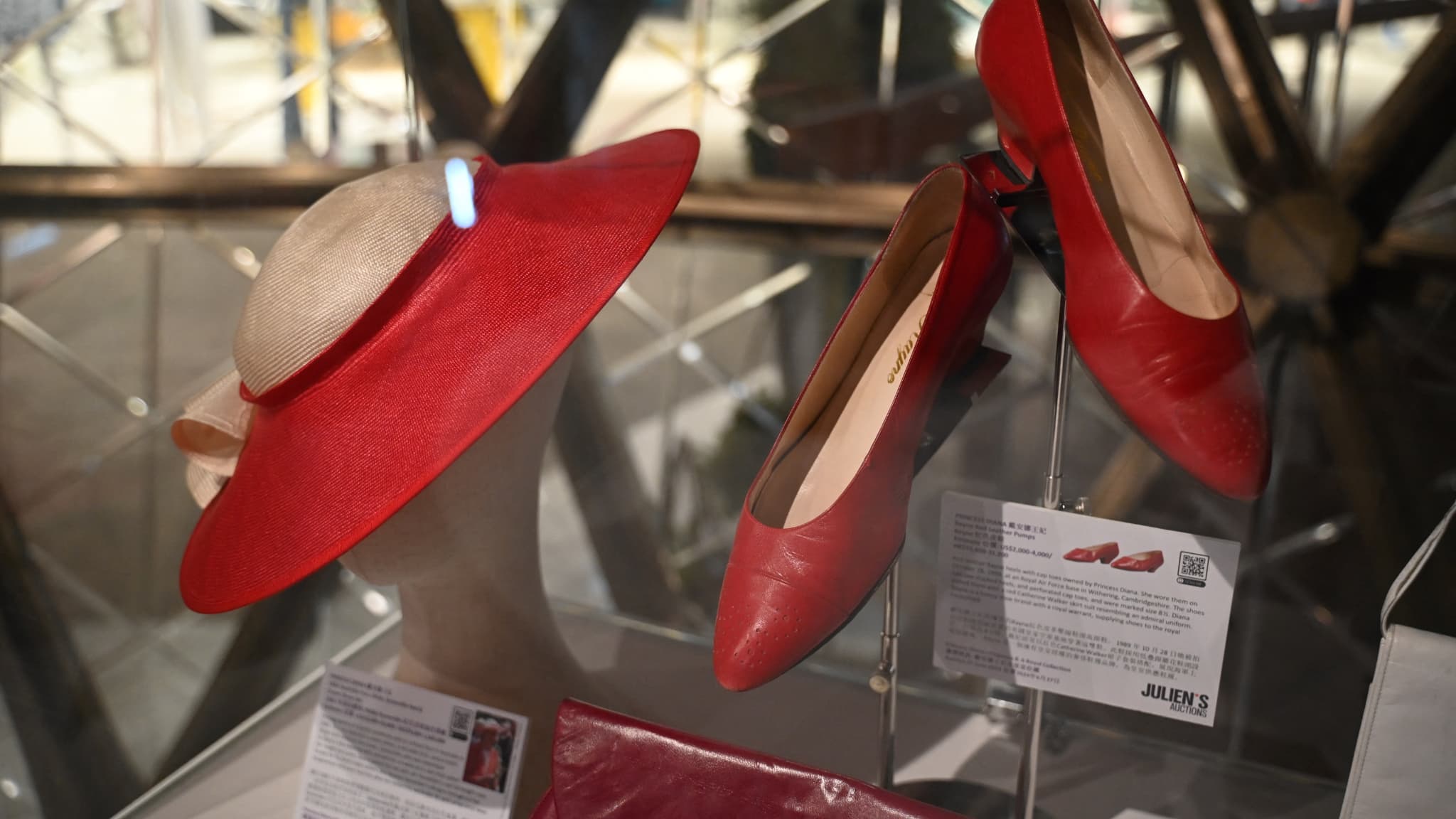 Des chaussures de la princesse Diana exposées à Hong Kong le 17 avril 2024 avant une vente aux enchères Des chaussures de la princesse Diana exposées à Hong Kong le 17 avril 2024 avant une vente aux enchères