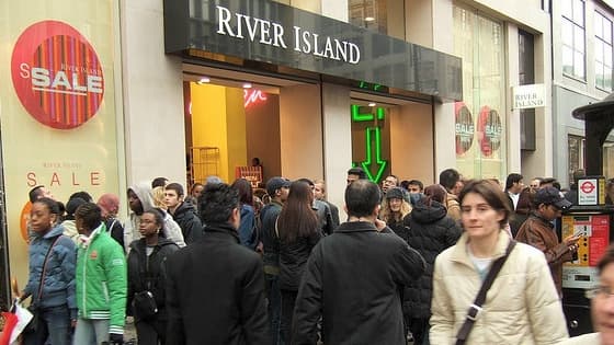 Le Boxing Day lance la frénésie des soldes au Royaume-Uni. Mais cette année, les grèves des transports pourraient perturber les achats.