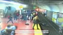 La foule sauve une femme tombée sur les rails du métro
