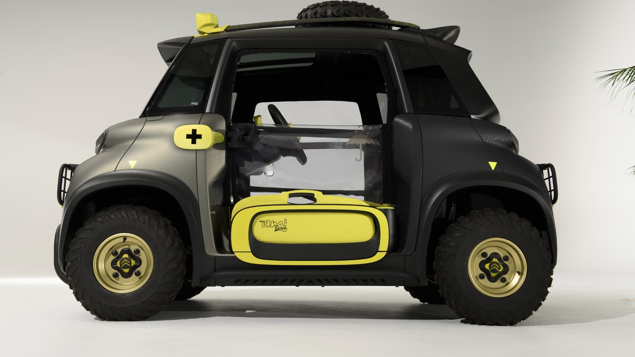 Une petite protection contre la pluie peut venir s'installer juste au-dessus d'une portière minimaliste, une référence à la Méhari. Une petite protection contre la pluie peut venir s'installer juste au-dessus d'une portière minimaliste, une référence à la Méhari.