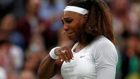 L'Américaine Serena Williams quitte le court en pleurs, après s'être blessée lors de son match du 1er tour contre la Bélarusse Alianksandra Sasnovich, le 29 juin 2021 au tournoi de Wimbledon à Londres