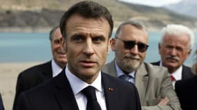 Le président Emmanuel Macron (c) fait une déclaration aux journalistes à son arrivée à Savines-le-Lac, le 30 mars 2023 dans les Hautes-Alpes.