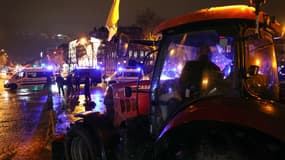 Un agriculteur dans son tracteur lors d'une manifestation de la Coordination rurale à Paris, le 8 janvier 2026